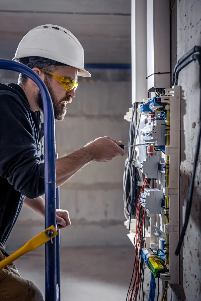 Electricista realizando conexión en cuadro eléctrico de Jaén