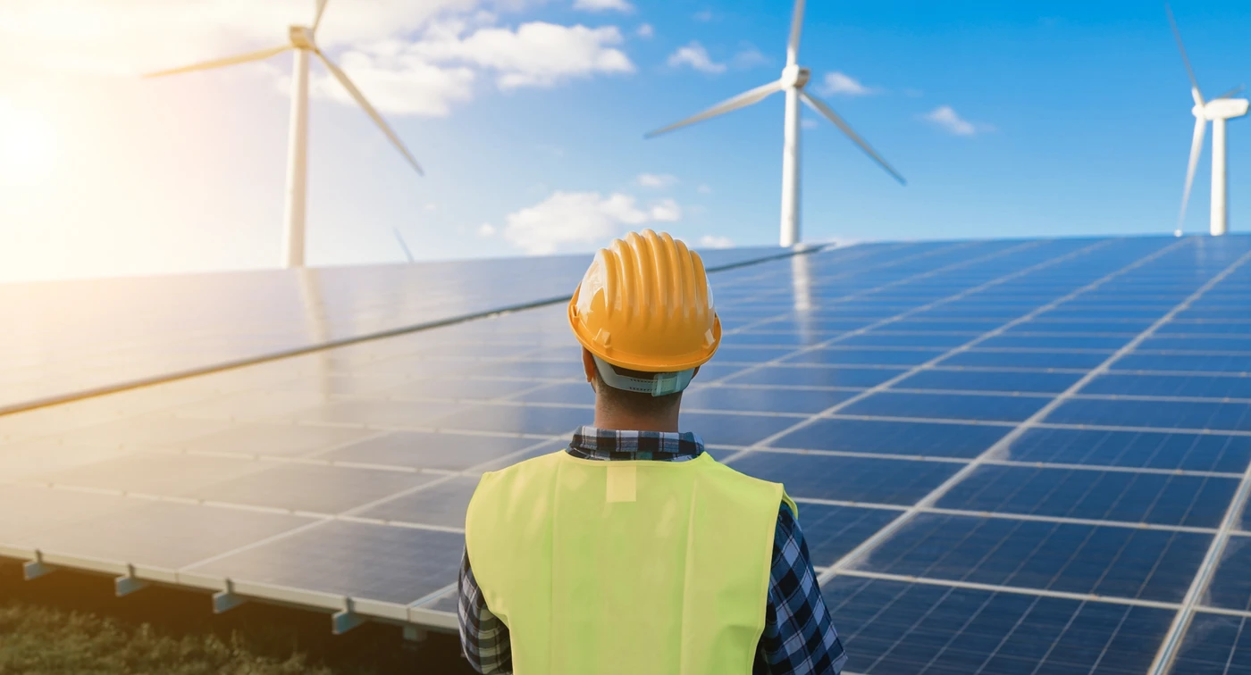 Técnico inspeccionando paneles solares y aerogeneradores en Jaén