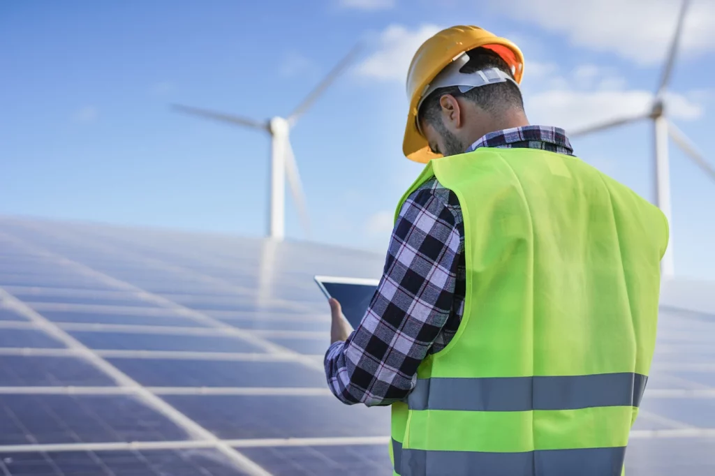 Técnico supervisando paneles solares y aerogeneradores en Jaén