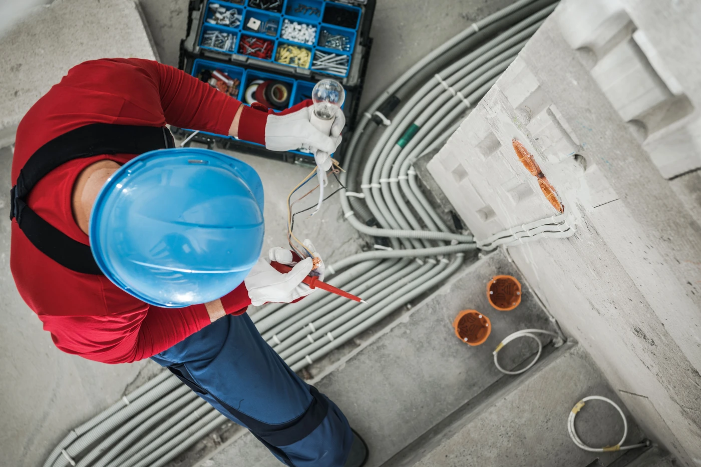 Técnico conectando instalación eléctrica en obra nueva en Jaén