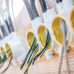 Cajas de registro con cables expuestos durante una instalación eléctrica en Jaén
